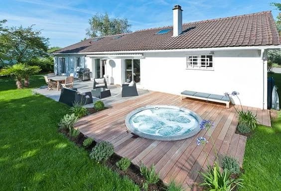 Photo originale du terrain - Terrasse avec jacuzzi avant installation pergola